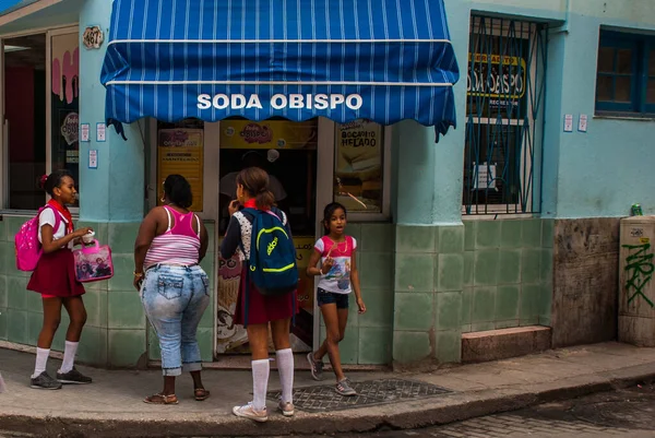 Havanna Kuba März 2018 Traditioneller Lokaler Kleiner Laden Und Kubaner — Stockfoto