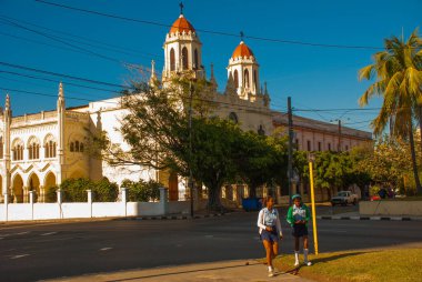Havana, Küba - Mart 2018: Havana 'nın başkenti Küba' da yerel bir sokakta güzel bir Katolik Kilisesi manzaralı Küba manzarası