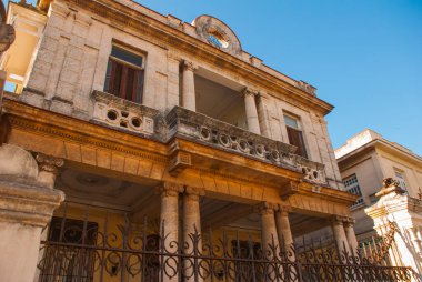 Havana, Küba - Mart 2018: Havana 'nın başkenti Küba' daki yerel bir sokakta güzel Küba evleri manzaralı manzara