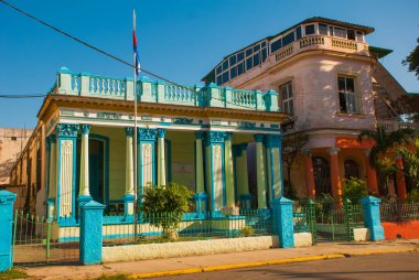 Havana, Küba - Mart 2018: Havana 'nın başkenti Küba' daki yerel bir sokakta güzel Küba evleri manzaralı manzara