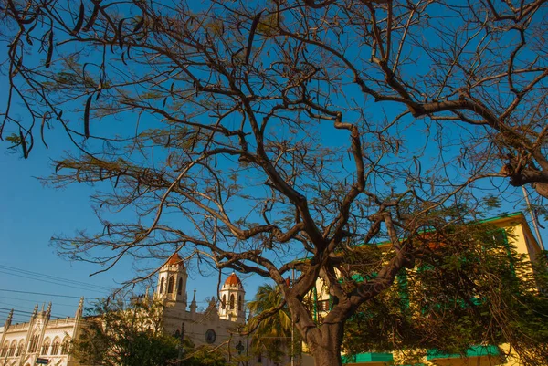 古巴哈瓦那 2018年3月 古巴风景 在古巴首都哈瓦那的一条街道上看到一座美丽的天主教教堂 — 图库照片