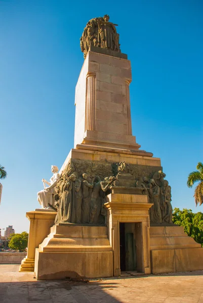 キューバのハバナ 3月2018 大統領のアベニューにホセ ミゲル ゴメス記念碑 ハバナのキューバの首都にあるホセ ミゲル ゴメス記念碑 — ストック写真