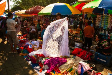 Bali Adası, Endonezya - Nisan 2017: Çeşitli ürünlerin satışlarıyla yerel geleneksel pazar