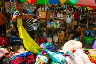 Bali Adası, Endonezya - Nisan 2017: Çeşitli ürünlerin satışlarıyla yerel geleneksel pazar