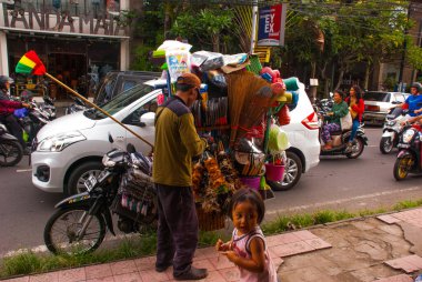 Bali Adası, Endonezya - Nisan 2017: Çeşitli ürünlerin satışlarıyla yerel geleneksel pazar
