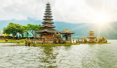 UBUD, BALI, INDONESIA - APRIL 2017: Beautiful Pura Ulun Danu Batur, Bali 'de Beratan Gölü' nde bulunan ve Endonezya 'nın Bali kentinde sönmüş bir volkanın kraterinde yer alan bir tapınaktır.