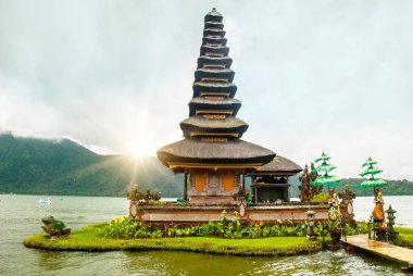 UBUD, BALI, INDONESIA - APRIL 2017: Beautiful Pura Ulun Danu Batur, Bali 'de Beratan Gölü' nde bulunan ve Endonezya 'nın Bali kentinde sönmüş bir volkanın kraterinde yer alan bir tapınaktır.