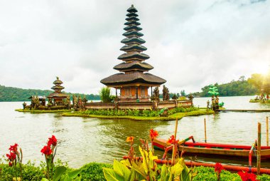 UBUD, BALI, INDONESIA - APRIL 2017: Beautiful Pura Ulun Danu Batur, Bali 'de Beratan Gölü' nde bulunan ve Endonezya 'nın Bali kentinde sönmüş bir volkanın kraterinde yer alan bir tapınaktır.