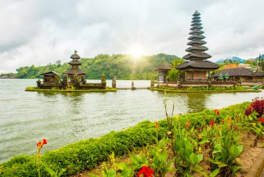 UBUD, BALI, INDONESIA - APRIL 2017: Beautiful Pura Ulun Danu Batur, Bali 'de Beratan Gölü' nde bulunan ve Endonezya 'nın Bali kentinde sönmüş bir volkanın kraterinde yer alan bir tapınaktır.