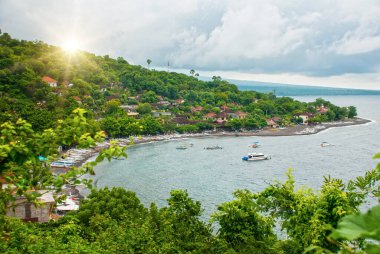Doğal manzaralı Bali Amed Bay arka planda Mount Agung yanardağı. Endonezya.