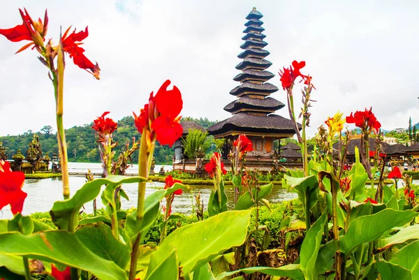 Ubud Bali Indonesia エイプリル2017 ビューティフル ウルン バトゥールは インドネシアのバリ島にある絶滅した火山の噴火口の高いベラタン湖に位置する寺院です — ストック写真