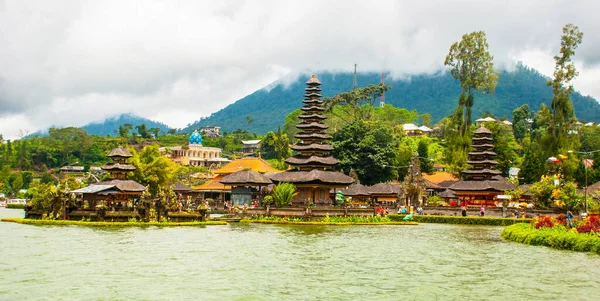 Ubud Bali Indonesia エイプリル2017 ビューティフル ウルン バトゥールは インドネシアのバリ島にある絶滅した火山の噴火口の高いベラタン湖に位置する寺院です — ストック写真