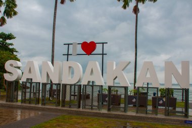 Sandakan ve palmiye ağaçları seviyorum diyor büyük beyaz harfler. Sandakan şehir, Borneo, sabah, Malezya