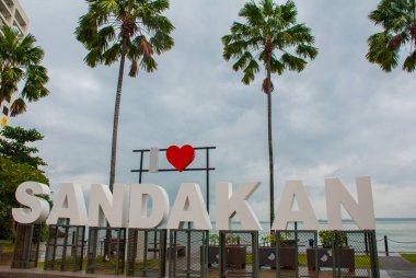 Sandakan ve palmiye ağaçları seviyorum diyor büyük beyaz harfler. Sandakan şehir, Borneo, sabah, Malezya