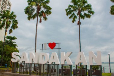 Sandakan ve palmiye ağaçları seviyorum diyor büyük beyaz harfler. Sandakan şehir, Borneo, sabah, Malezya