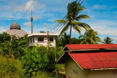 Cami grisi, mavi yaz gökyüzüne karşı. Sandakan şehri, Borneo, Sabah, Malezya