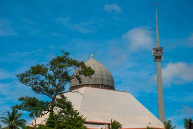 Cami grisi, mavi yaz gökyüzüne karşı. Sandakan şehri, Borneo, Sabah, Malezya