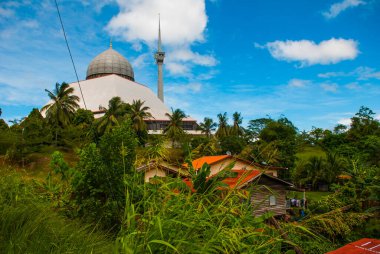 Cami grisi, mavi yaz gökyüzüne karşı. Sandakan şehri, Borneo, Sabah, Malezya