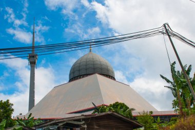 Cami grisi, mavi yaz gökyüzüne karşı. Sandakan şehri, Borneo, Sabah, Malezya