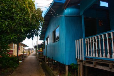 Geleneksel evler su üzerinde tahta bacakların üzerinde. Sandakan şehri, Borneo, Sabah, Malezya