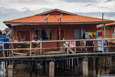 Geleneksel evler su üzerinde tahta bacakların üzerinde. Sandakan şehri, Borneo, Sabah, Malezya