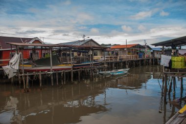 Geleneksel evler su üzerinde tahta bacakların üzerinde. Sandakan şehri, Borneo, Sabah, Malezya