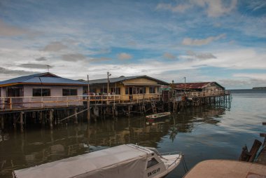 Geleneksel evler su üzerinde tahta bacakların üzerinde. Sandakan şehri, Borneo, Sabah, Malezya