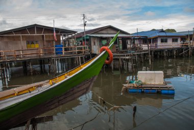 Geleneksel evler su üzerinde tahta bacakların üzerinde. Sandakan şehri, Borneo, Sabah, Malezya