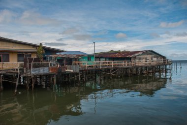 Geleneksel evler su üzerinde tahta bacakların üzerinde. Sandakan şehri, Borneo, Sabah, Malezya