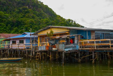 Geleneksel evler su üzerinde tahta bacakların üzerinde. Sandakan şehri, Borneo, Sabah, Malezya