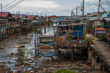 Geleneksel evler su üzerinde tahta bacakların üzerinde. Sandakan şehri, Borneo, Sabah, Malezya