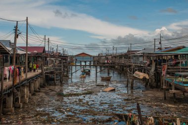 Geleneksel evler su üzerinde tahta bacakların üzerinde. Sandakan şehri, Borneo, Sabah, Malezya