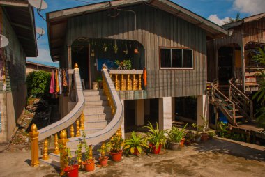 Altın kaplama merdivenleri olan zengin insanların geleneksel evi. Sandakan şehri, Borneo, Sabah, Malezya