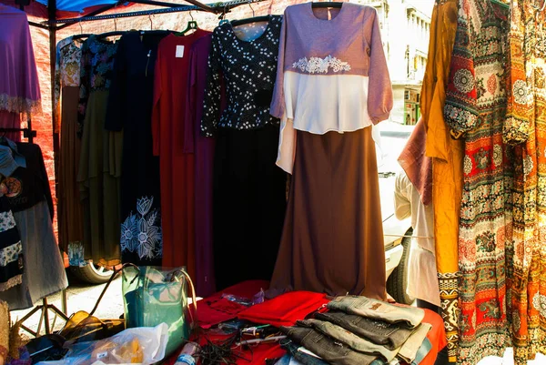 Pazardaki Müslüman Kadınların Geleneksel Kıyafetleri Borneo Malezya — Stok fotoğraf