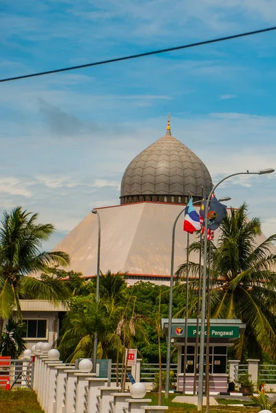 清真寺灰暗的映衬着蓝色的夏日天空 Sandakan City Borneo Sabah Malaysia — 图库照片