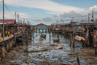 Geleneksel evler su üzerinde tahta bacakların üzerinde. Sandakan şehri, Borneo, Sabah, Malezya