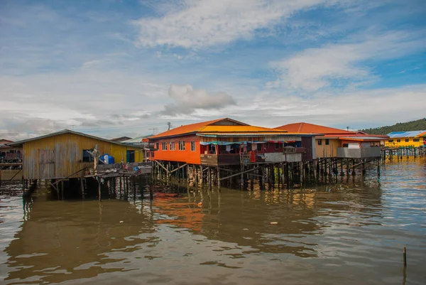 传统的房子建在水面上 Sandakan City Borneo Sabah Malaysia — 图库照片