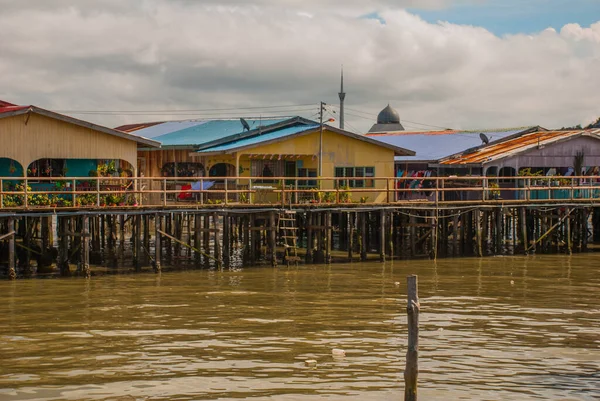 传统的房子建在水面上 Sandakan City Borneo Sabah Malaysia — 图库照片