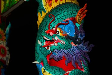 Direğin üzerindeki bir ejderha heykeli gibi bir şey bu. Çin kırmızı feneri. Çin tapınağı.