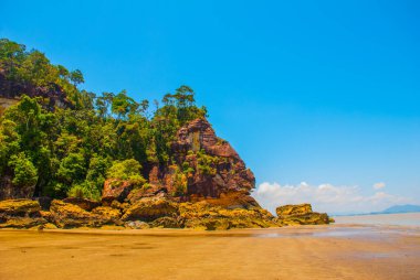 BAKO, KUCHING, SARAWAK, BORNEO, MALAYSIA: Kuching yakınlarındaki dağ manzaralı Bako Ulusal Parkı manzaralı güzel manzara