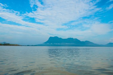 BAKO, KUCHING, SARAWAK, BORNEO, MALAYSIA: Kuching yakınlarındaki dağ manzaralı Bako Ulusal Parkı manzaralı güzel manzara