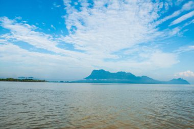 BAKO, KUCHING, SARAWAK, BORNEO, MALAYSIA: Kuching yakınlarındaki dağ manzaralı Bako Ulusal Parkı manzaralı güzel manzara