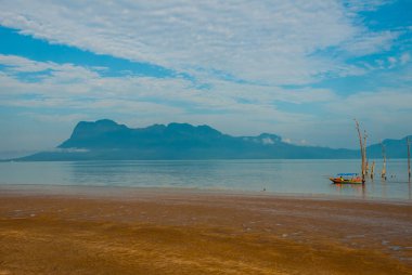 BAKO, KUCHING, SARAWAK, BORNEO, MALAYSIA: Kuching yakınlarındaki dağ manzaralı Bako Ulusal Parkı manzaralı güzel manzara
