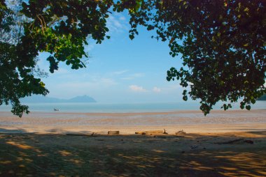 BAKO, KUCHING, SARAWAK, BORNEO, MALAYSIA: Kuching yakınlarındaki dağ manzaralı Bako Ulusal Parkı manzaralı güzel manzara