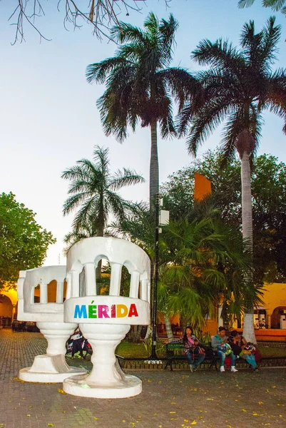 ヤシの木や夕方に街の名前を言うベンチと公園 メリダの美しい植民地都市 ユカタン メキシコ — ストック写真