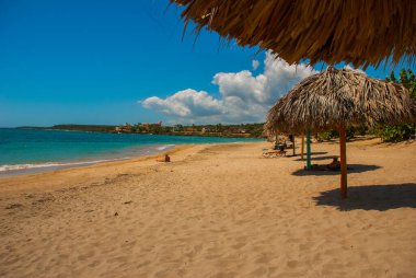 CENFUEGOS, CUBA: Cienfuegos kenti yakınlarında Rancho Luna Sahili ve Karayipler 'in güzel manzarası turkuazdır