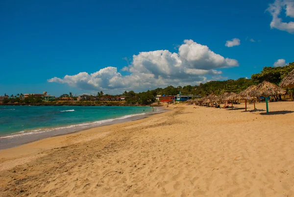Cienfuegos Cuba Rancho Luna海滩和加勒比海的美丽景色是西恩富戈斯市附近的绿松石 — 图库照片