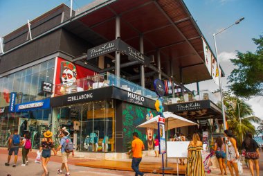 PLAYA DEL CARMEN, RIVIERA MAYA, MEXICO - Mart 2018: Turist caddesindeki dükkanlar ve kafeler