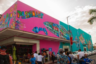 PLAYA DEL CARMEN, RIVIERA MAYA, MEXICO - Mart 2018: Turist caddesindeki dükkanlar ve kafeler