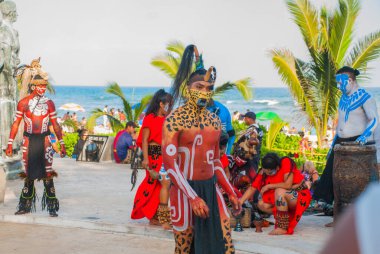 PLAYA DEL CARMEN, QUINTANA ROO, MEXICO - Mart 2018: Maya dansçıları geleneksel kostümlerle seremonisi
